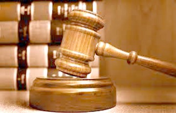 Individul beat, fără permis, care a lovit o maşină de Poliţie, rămâne sub control judiciar